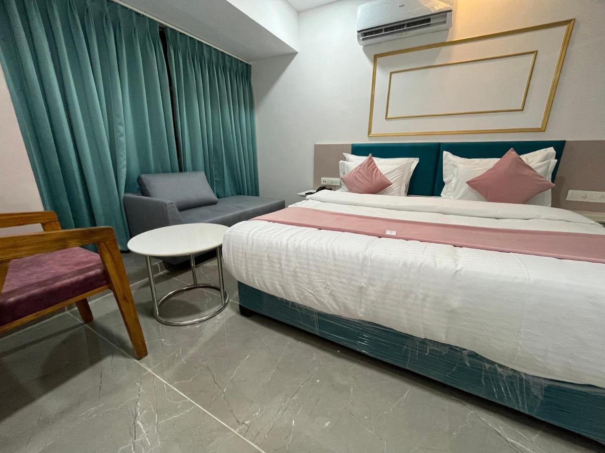 Hotel The Vital Сурат Экстерьер фото