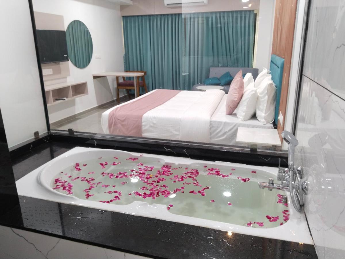Hotel The Vital Сурат Экстерьер фото