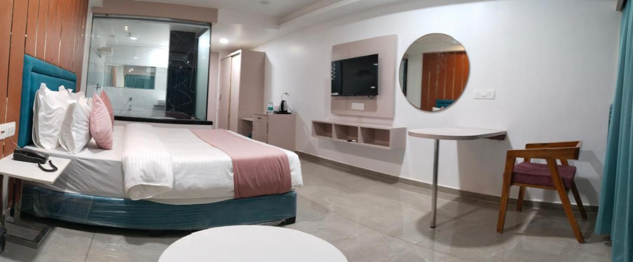 Hotel The Vital Сурат Экстерьер фото