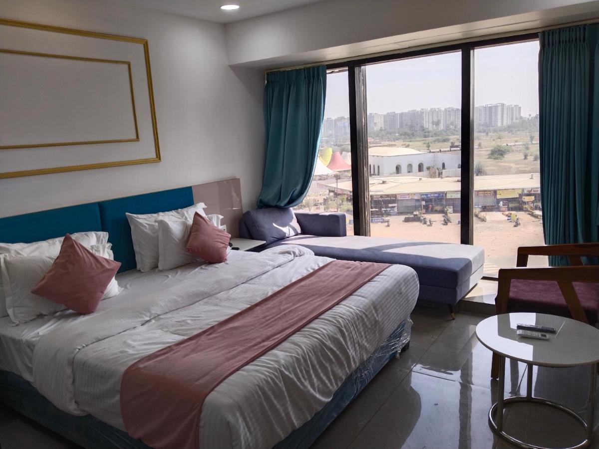 Hotel The Vital Сурат Экстерьер фото