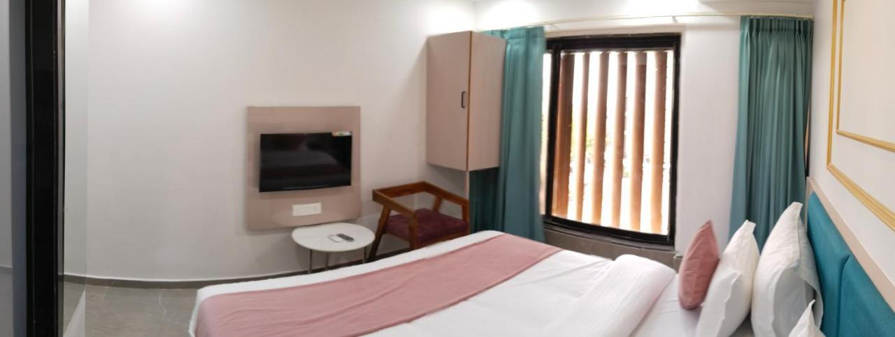 Hotel The Vital Сурат Экстерьер фото